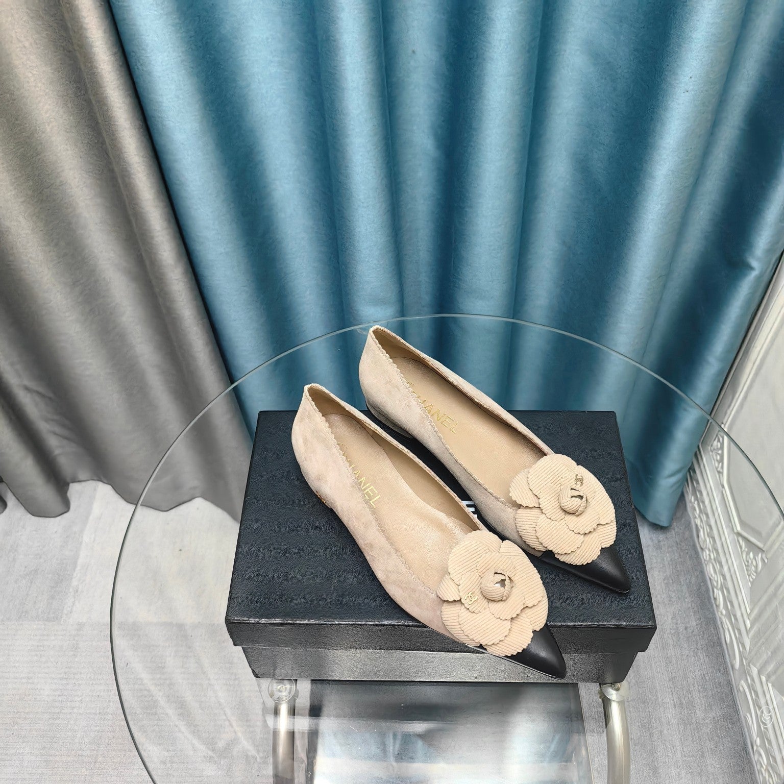 CHANEL BALLET FLAT IN TAN BEIGE SUEDE AND BLACK CALFSKIN WITH FLOWER