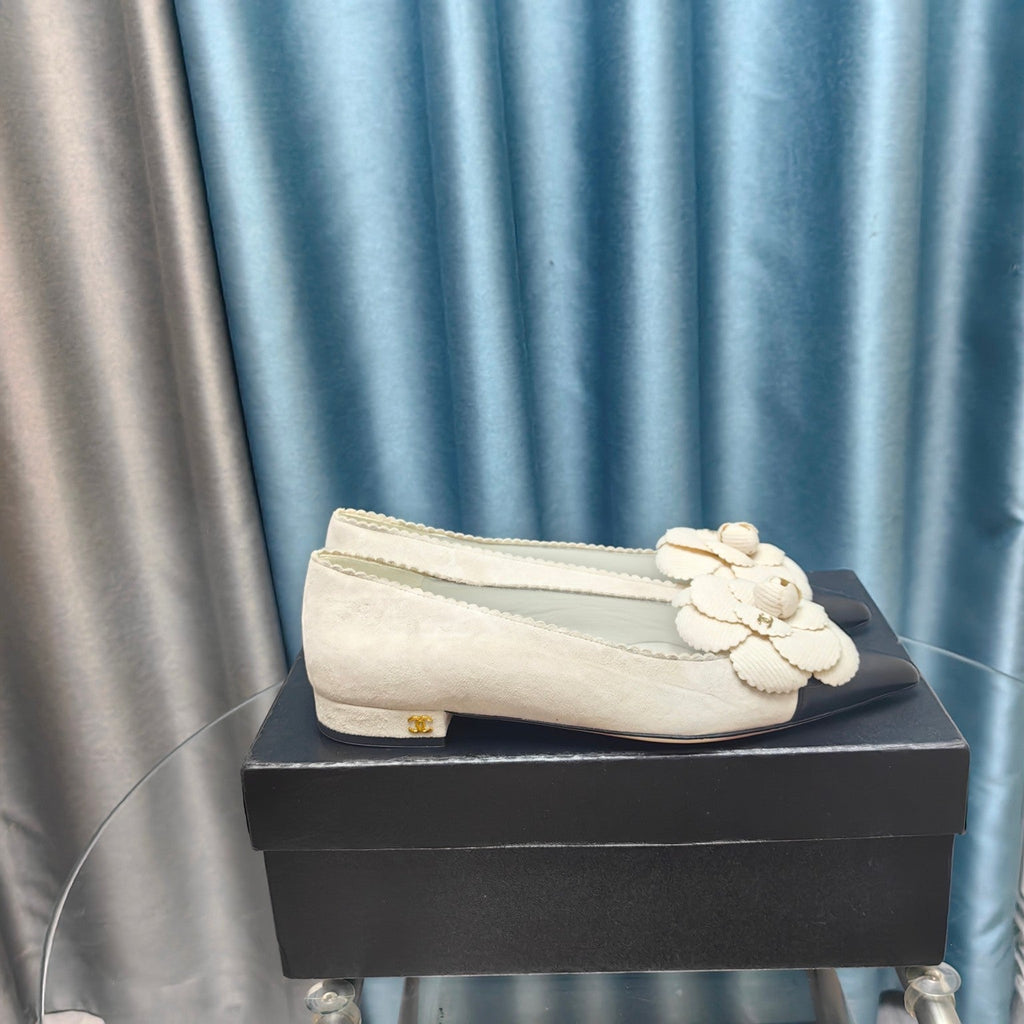 CHANEL BALLET FLAT IN WHITE SUEDE AND BLACK CALFSKIN WITH FLOWER