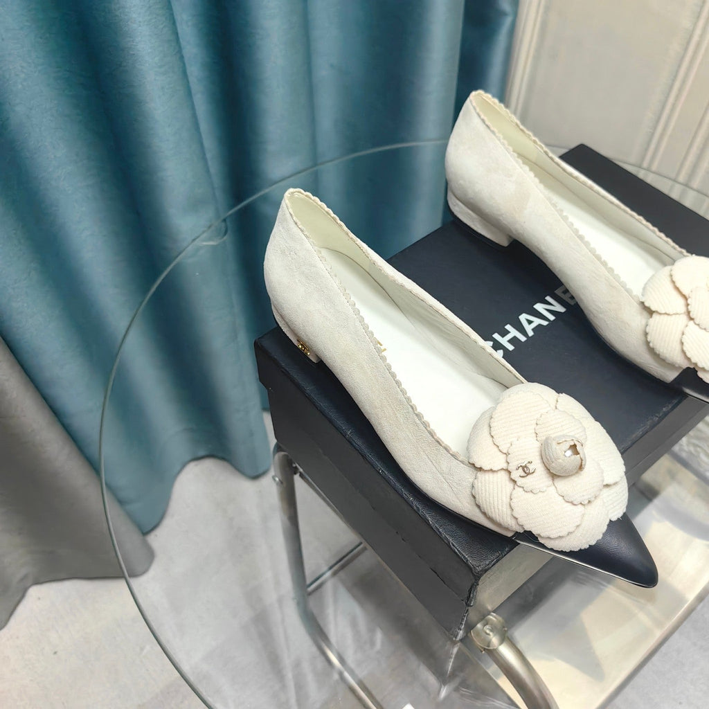 CHANEL BALLET FLAT IN WHITE SUEDE AND BLACK CALFSKIN WITH FLOWER