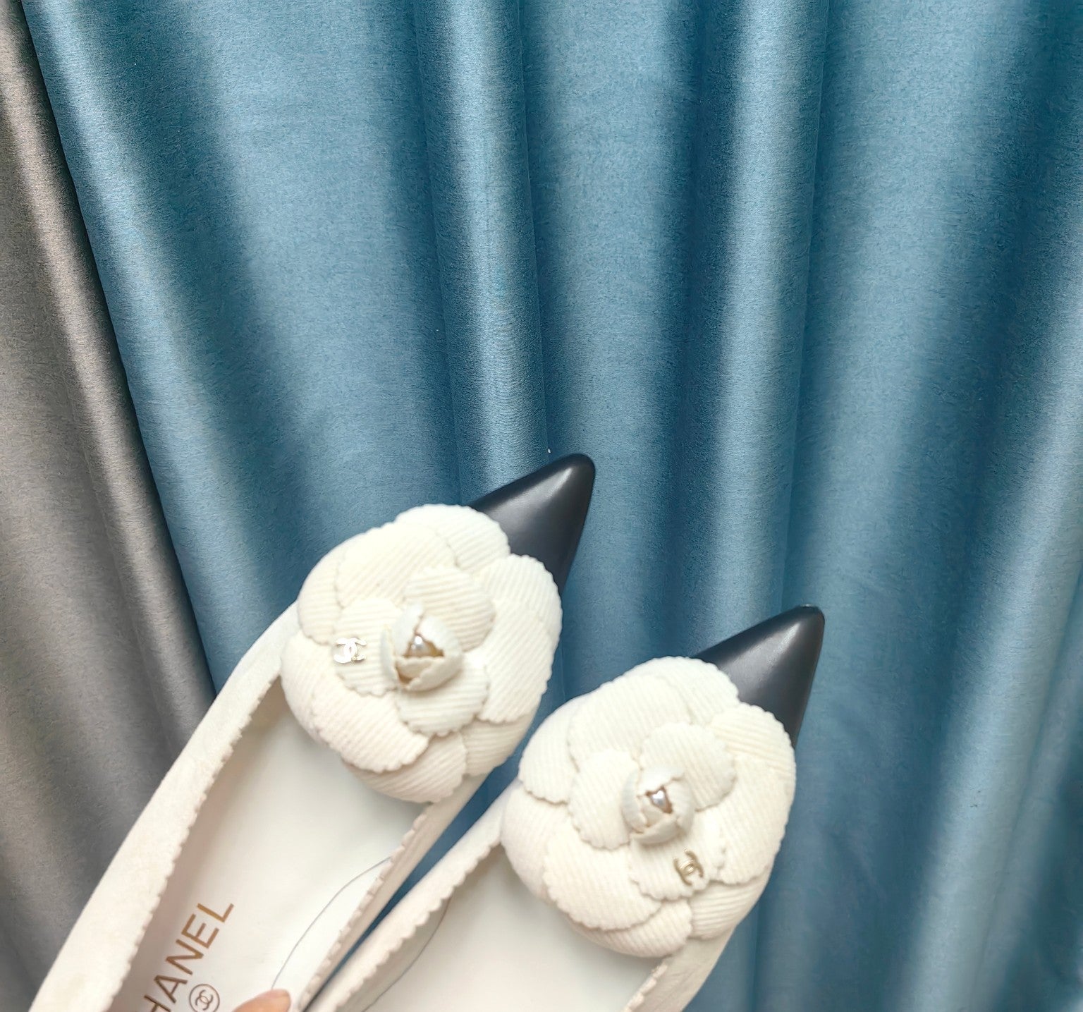 CHANEL BALLET FLAT IN WHITE SUEDE AND BLACK CALFSKIN WITH FLOWER