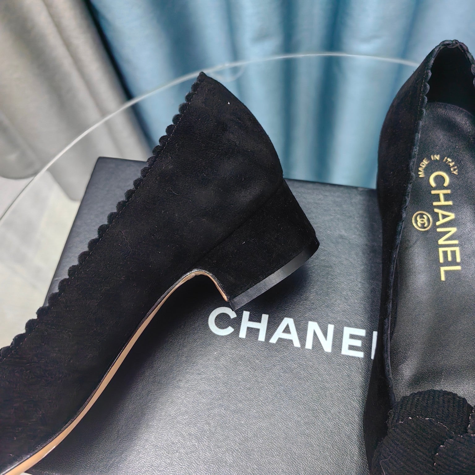 CHANEL MEDIUM HEELS IN BLACK SUEDE AND CALFSKIN WITH FLOWER