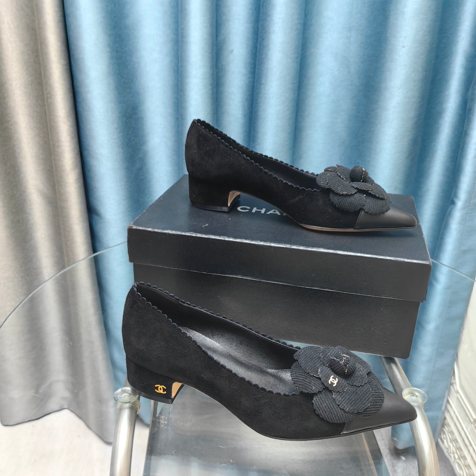 CHANEL MEDIUM HEELS IN BLACK SUEDE AND CALFSKIN WITH FLOWER