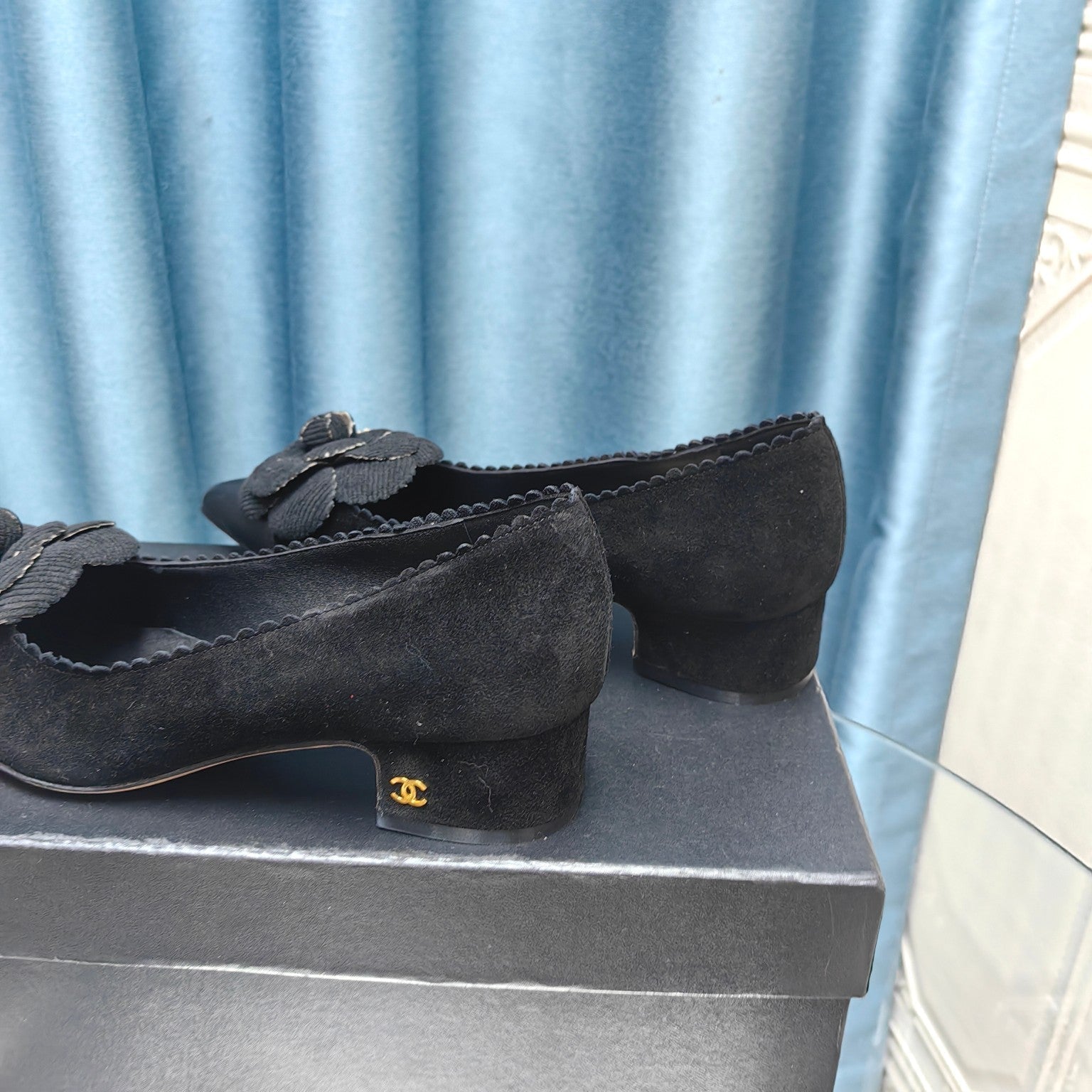 CHANEL MEDIUM HEELS IN BLACK SUEDE AND CALFSKIN WITH FLOWER