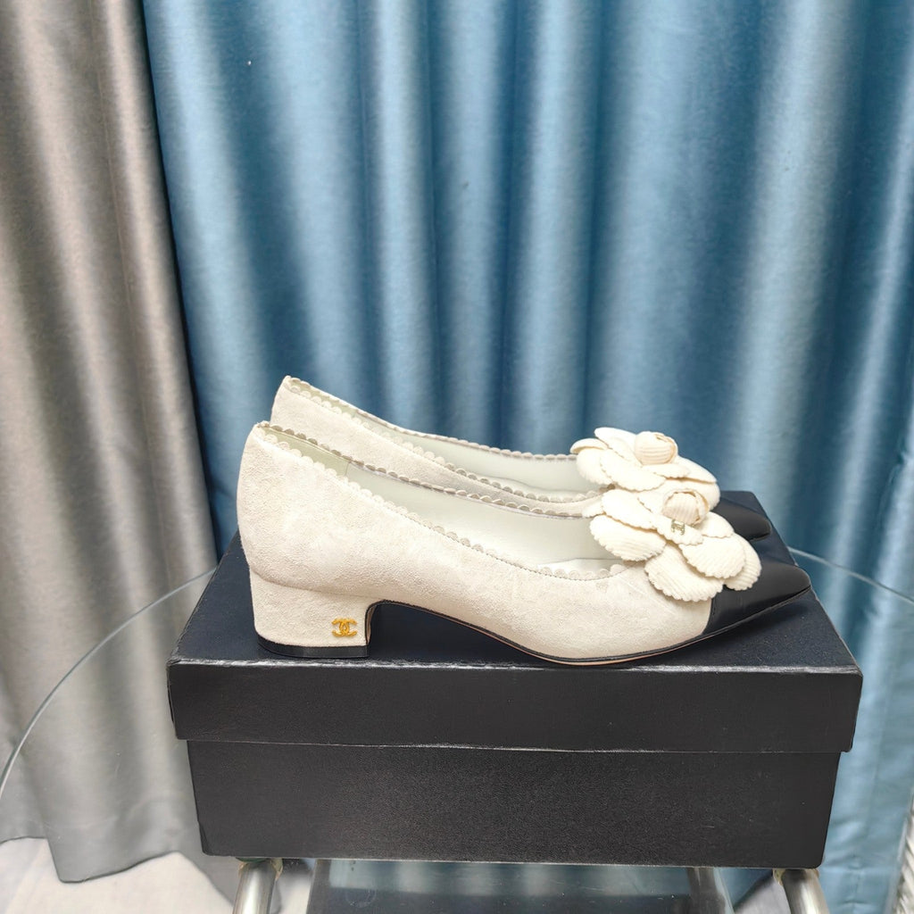CHANEL MEDIUM HEELS IN WHITE SUEDE AND BLACK CALFSKIN WITH FLOWER