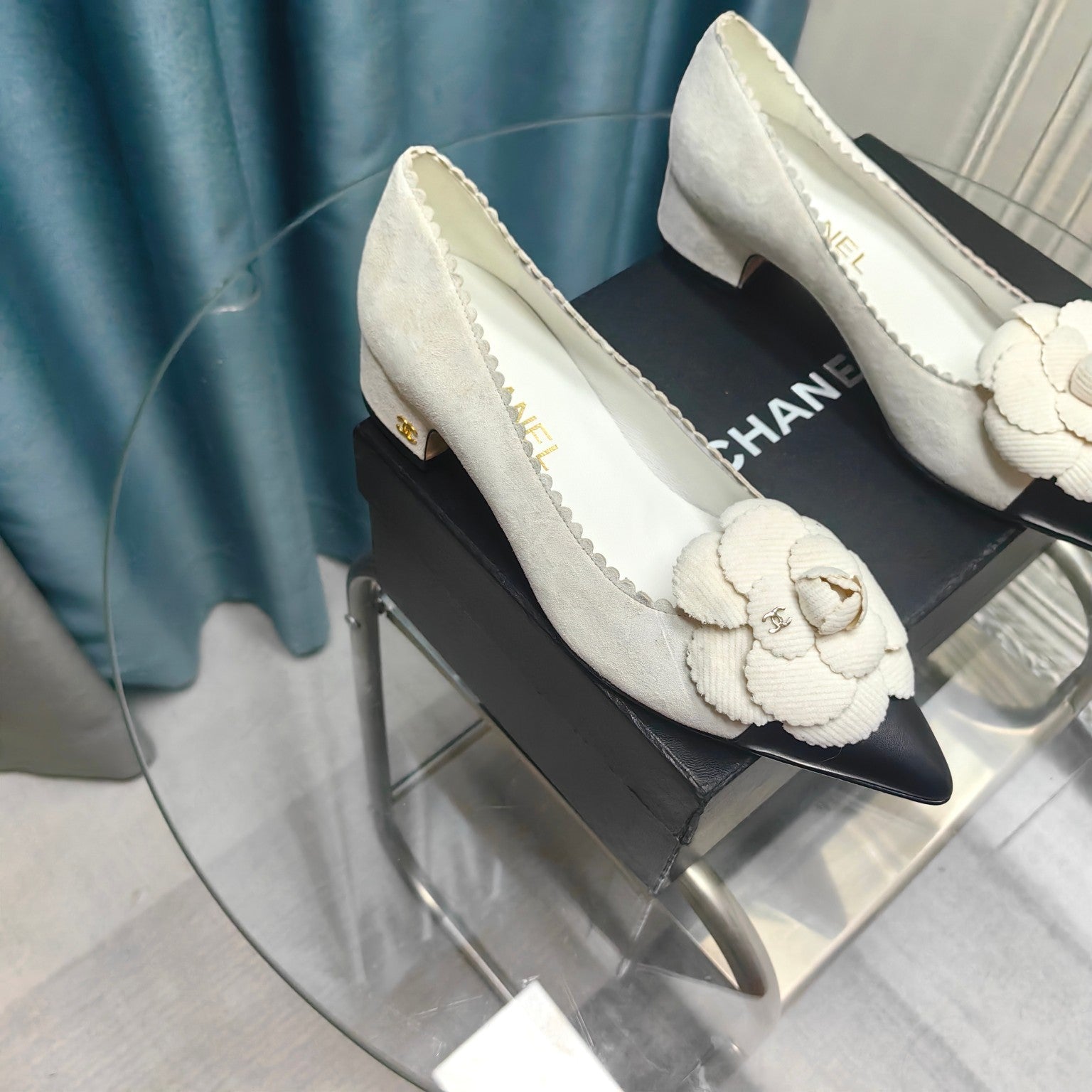 CHANEL MEDIUM HEELS IN WHITE SUEDE AND BLACK CALFSKIN WITH FLOWER