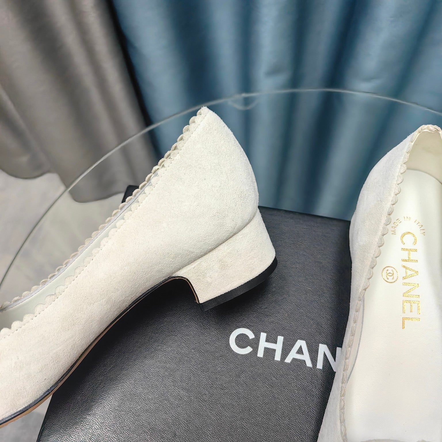 CHANEL MEDIUM HEELS IN WHITE SUEDE AND BLACK CALFSKIN WITH FLOWER