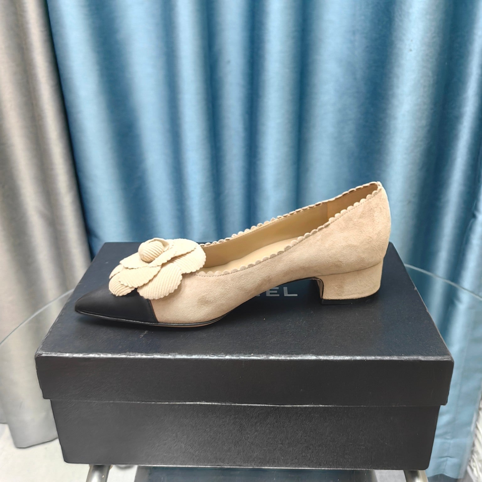 CHANEL MEDIUM HEELS IN TAN BEIGE SUEDE AND BLACK CALFSKIN WITH FLOWER