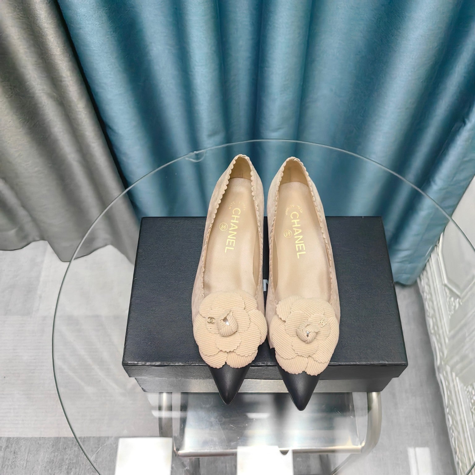 CHANEL MEDIUM HEELS IN TAN BEIGE SUEDE AND BLACK CALFSKIN WITH FLOWER