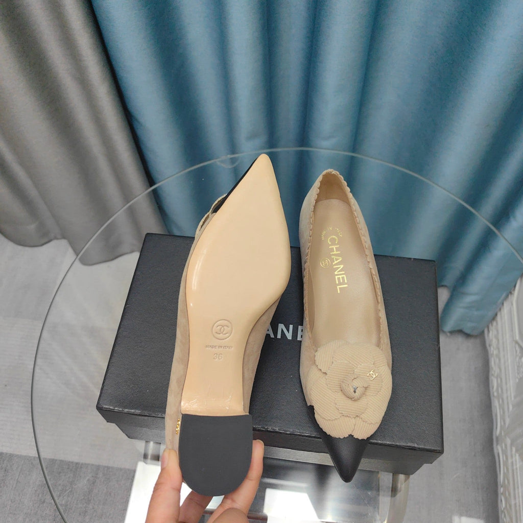CHANEL MEDIUM HEELS IN TAN BEIGE SUEDE AND BLACK CALFSKIN WITH FLOWER