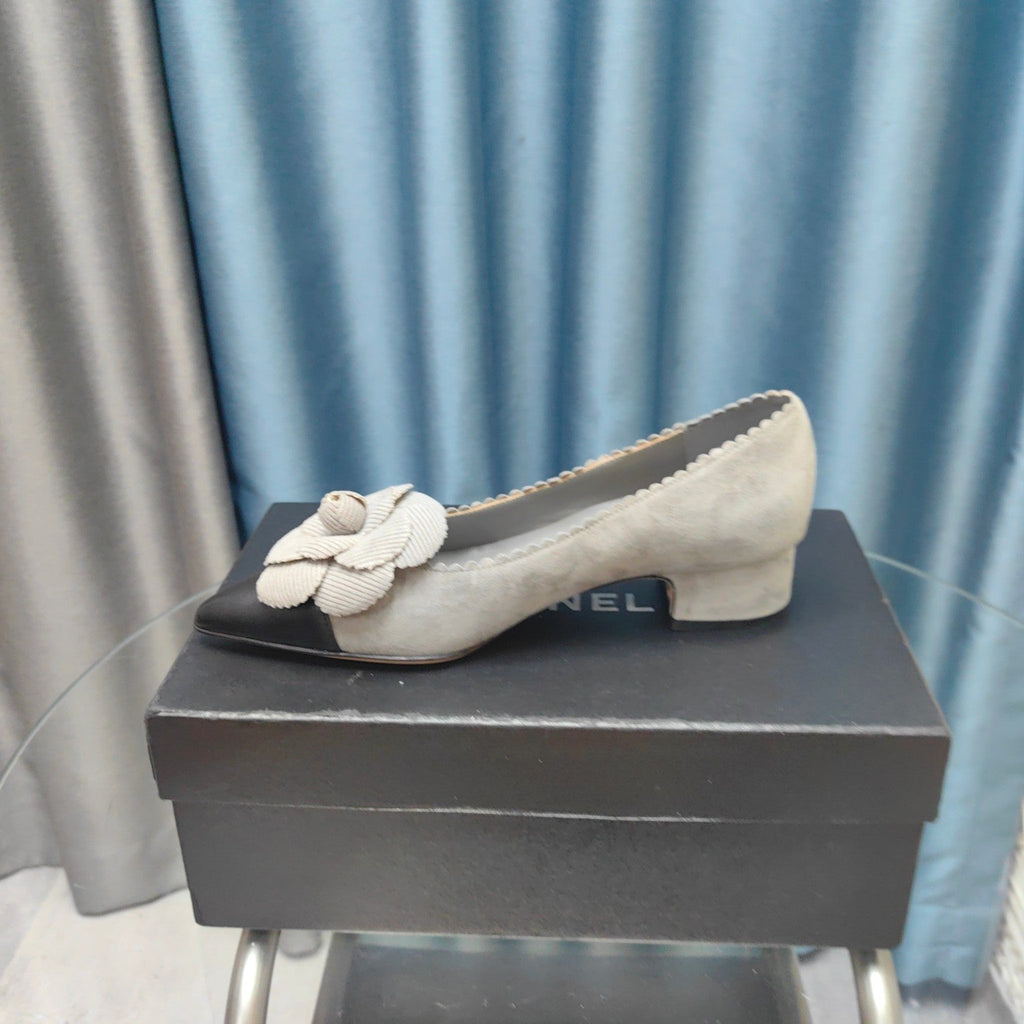 CHANEL MEDIUM HEELS IN SPANISH GRAY SUEDE AND BLACK CALFSKIN WITH FLOWER