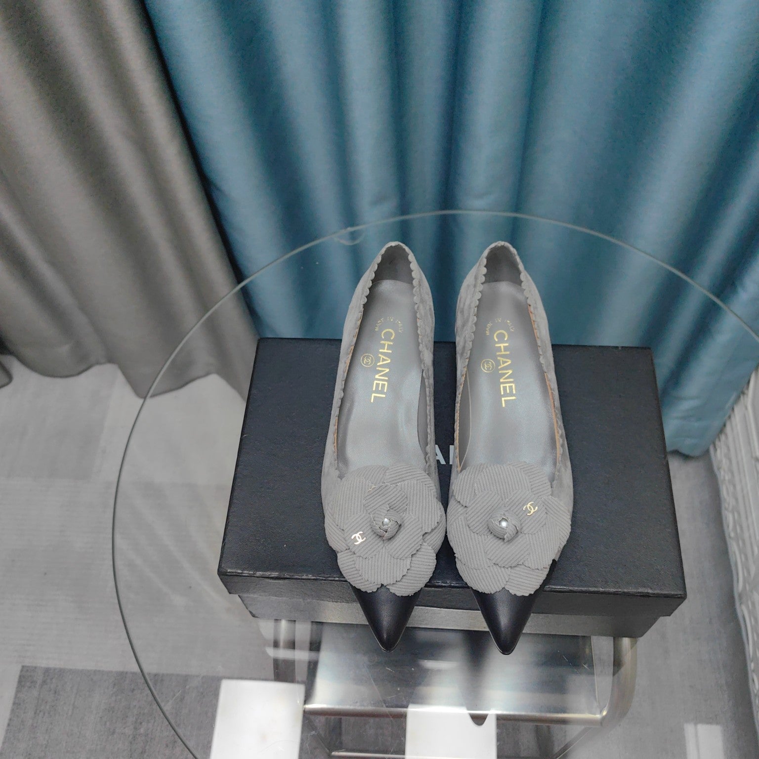 CHANEL MEDIUM HEELS IN SPANISH GRAY SUEDE AND BLACK CALFSKIN WITH FLOWER