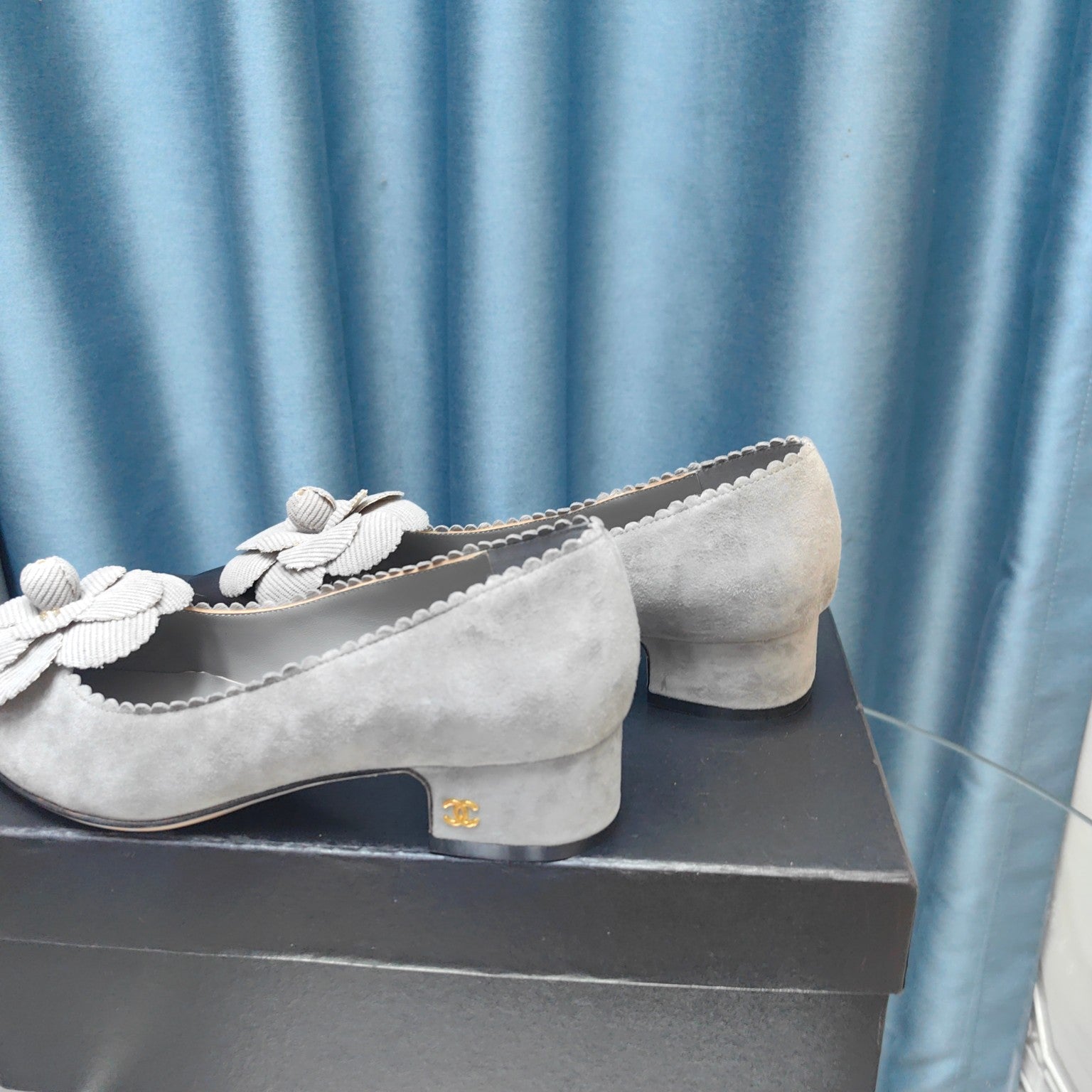 CHANEL MEDIUM HEELS IN SPANISH GRAY SUEDE AND BLACK CALFSKIN WITH FLOWER