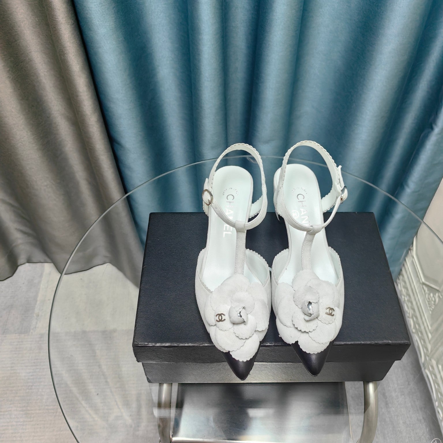 CHANEL CAMELLIA SANDAL IN WHITE SUEDE AND BLACK CALFSKIN WITH FLOWER