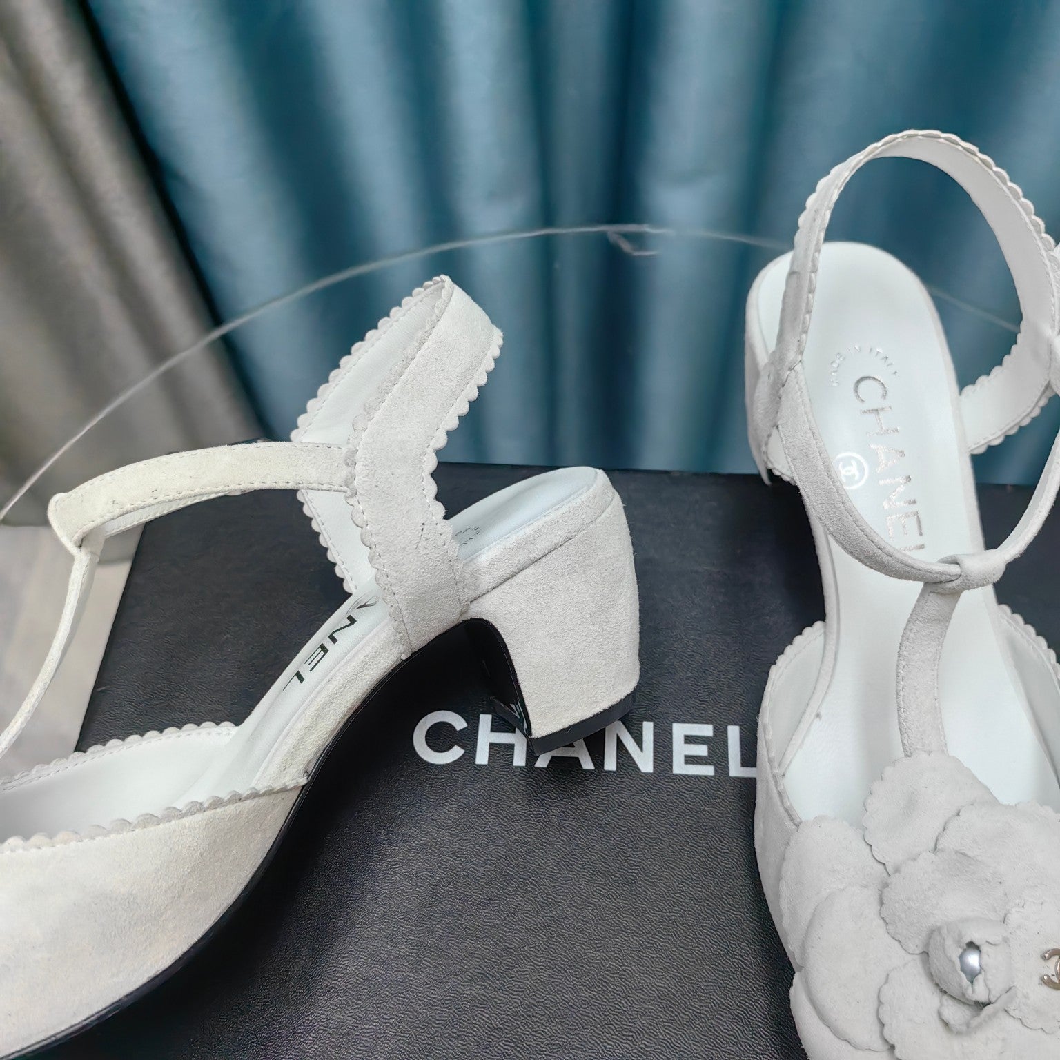 CHANEL CAMELLIA SANDAL IN WHITE SUEDE AND BLACK CALFSKIN WITH FLOWER