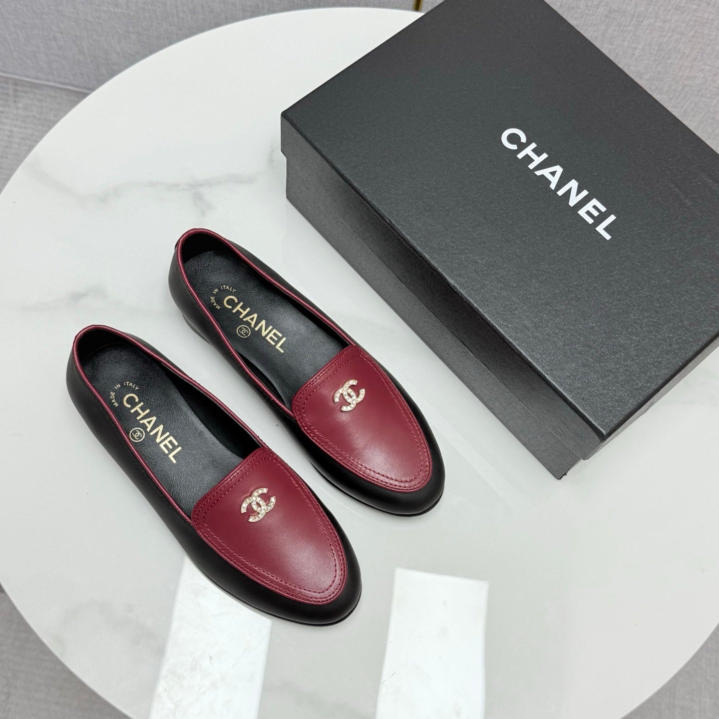 CHANEL LOAFERS 25S IN BLACK MIX DARK RED CALFSKIN GOLD HARDWARE WITH STONES