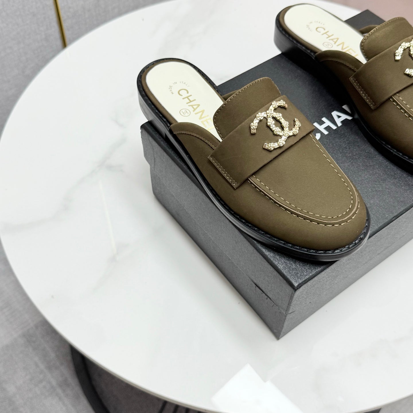 CHANEL FLAT MULE 25S IN OLIVE BROWN CALFSKIN STYLE 6
