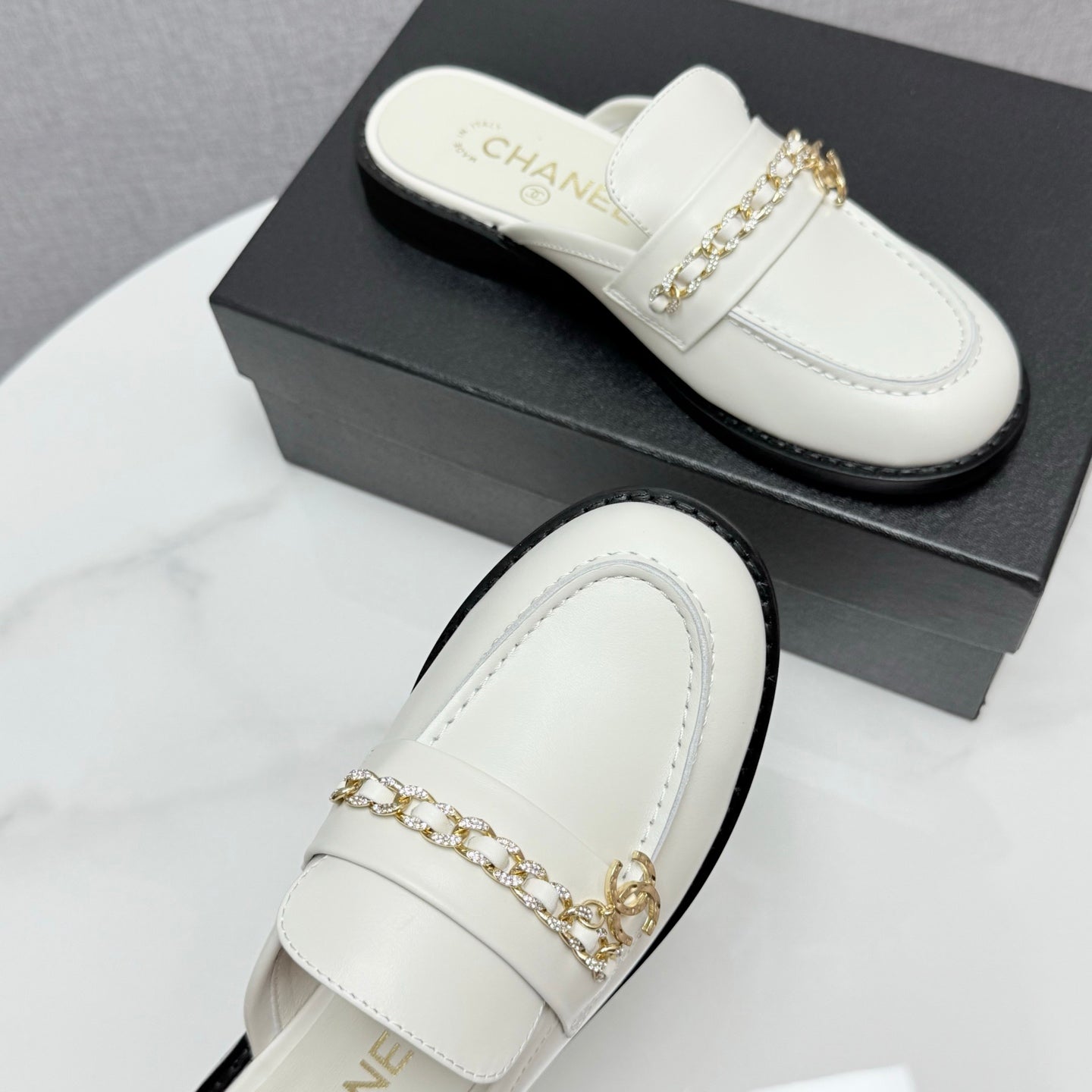 CHANEL FLAT MULE 25S IN WHITE CALFSKIN STYLE 5