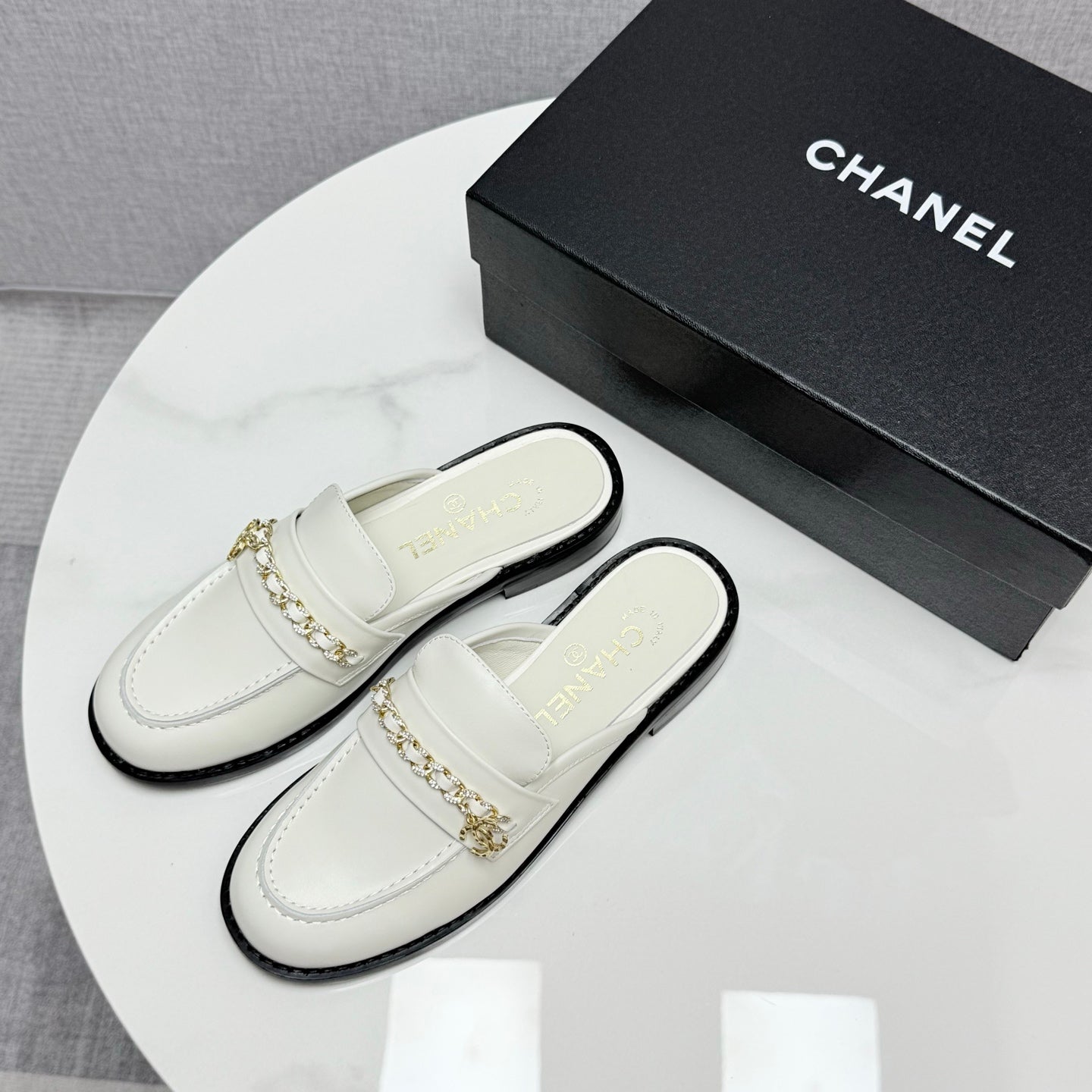 CHANEL FLAT MULE 25S IN WHITE CALFSKIN STYLE 5