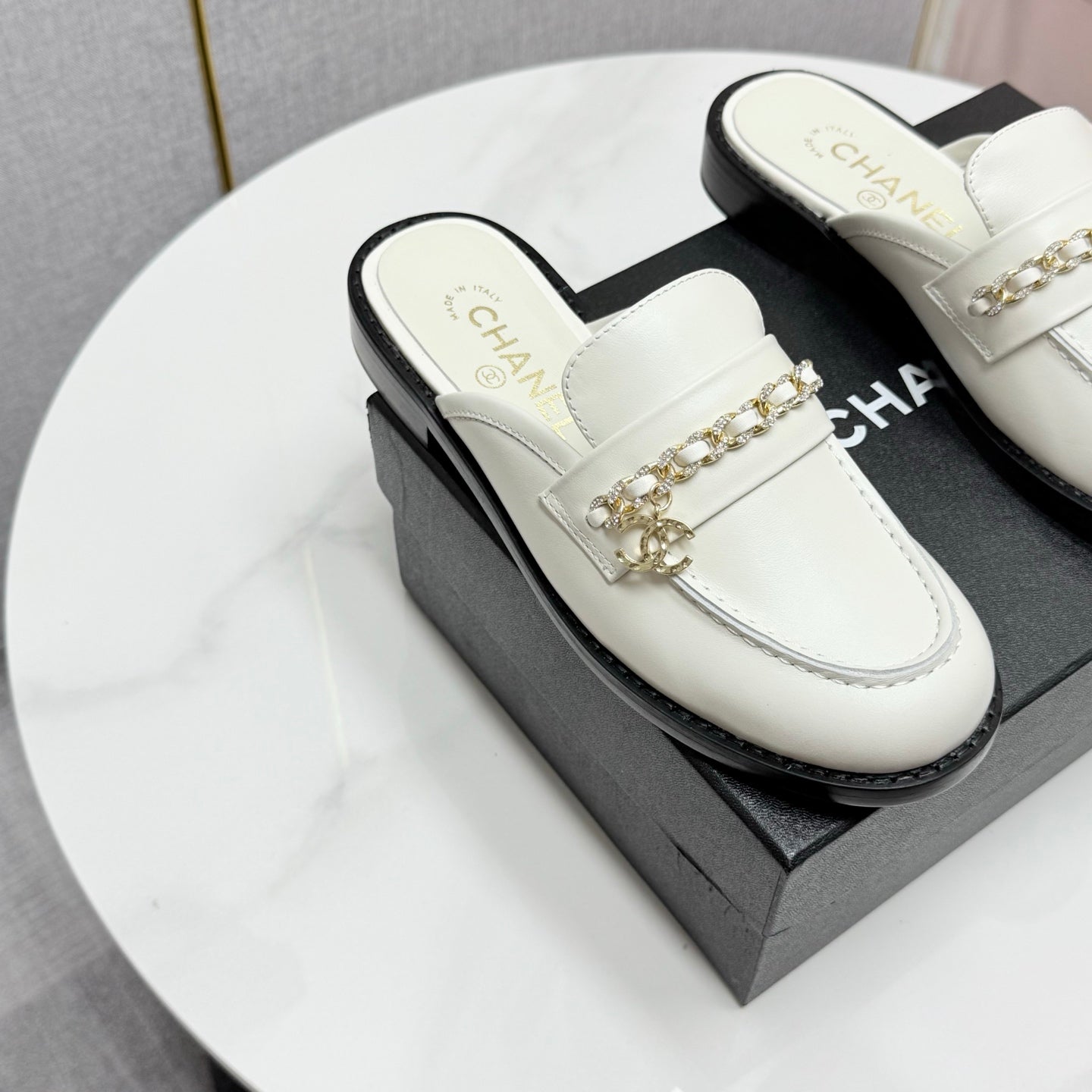 CHANEL FLAT MULE 25S IN WHITE CALFSKIN STYLE 5