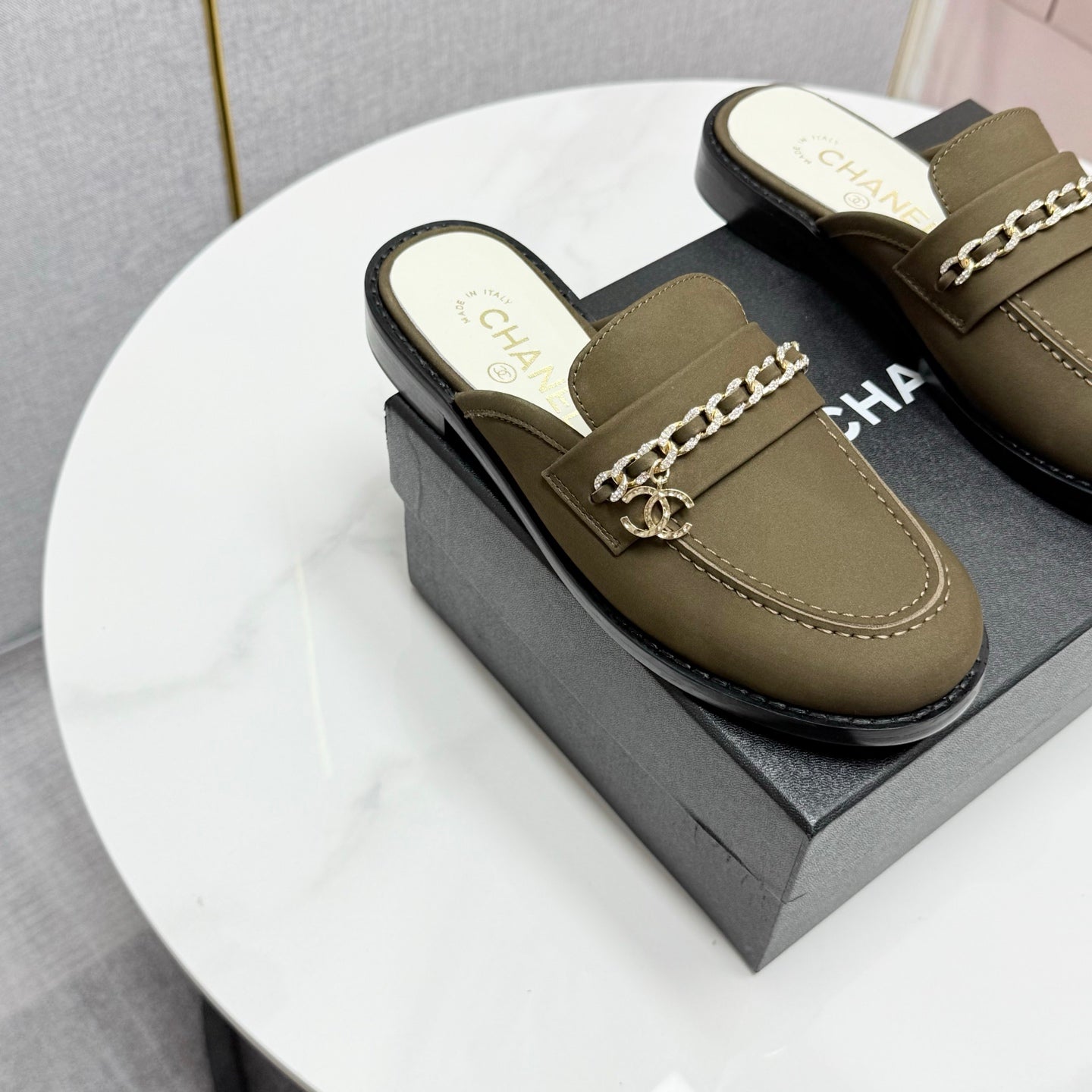CHANEL FLAT MULE 25S IN OLIVE BROWN CALFSKIN STYLE 3