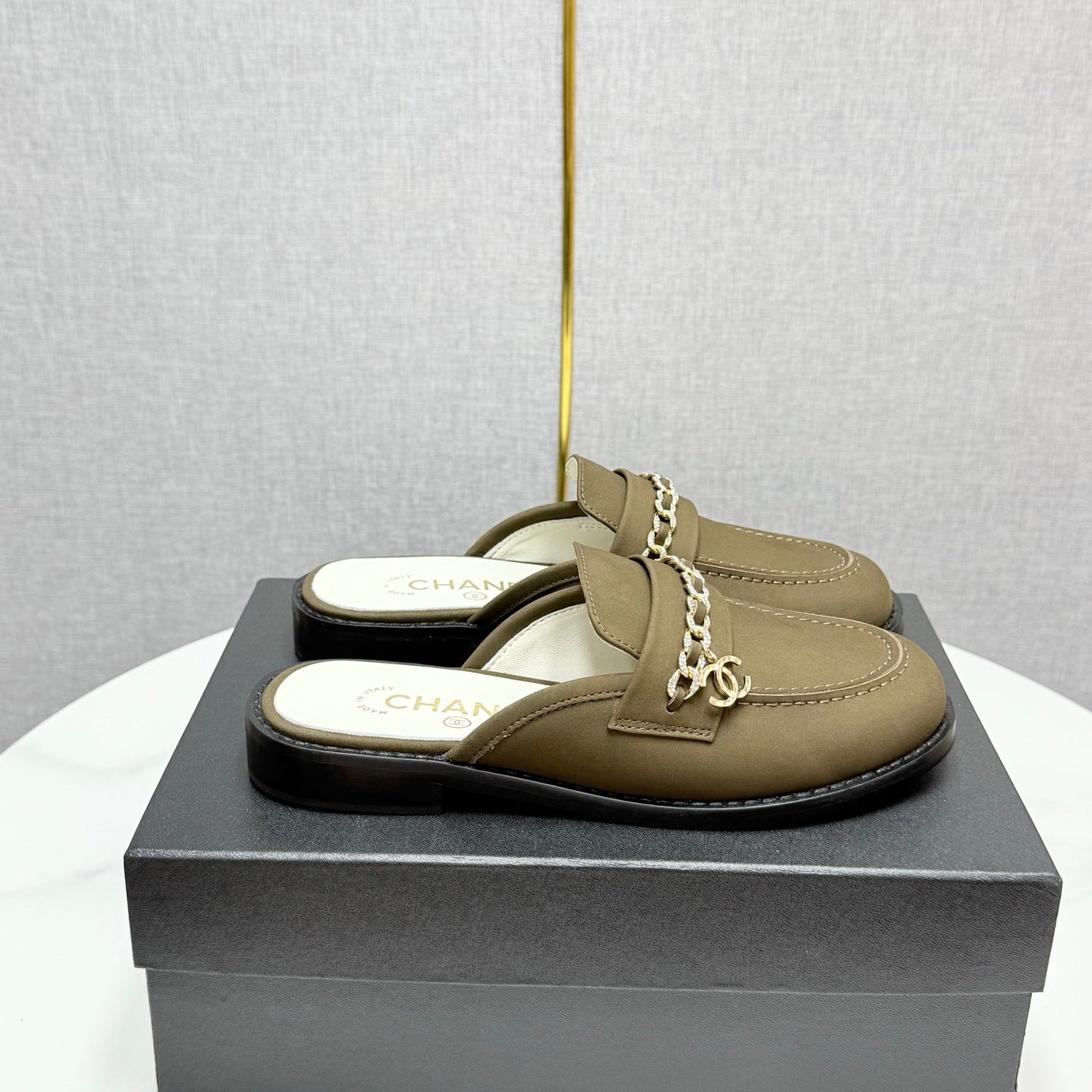 CHANEL FLAT MULE 25S IN OLIVE BROWN CALFSKIN STYLE 3