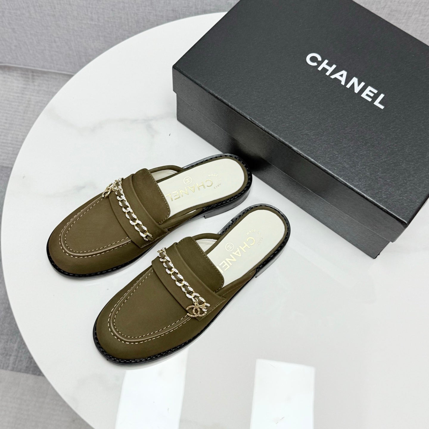 CHANEL FLAT MULE 25S IN OLIVE BROWN CALFSKIN STYLE 3