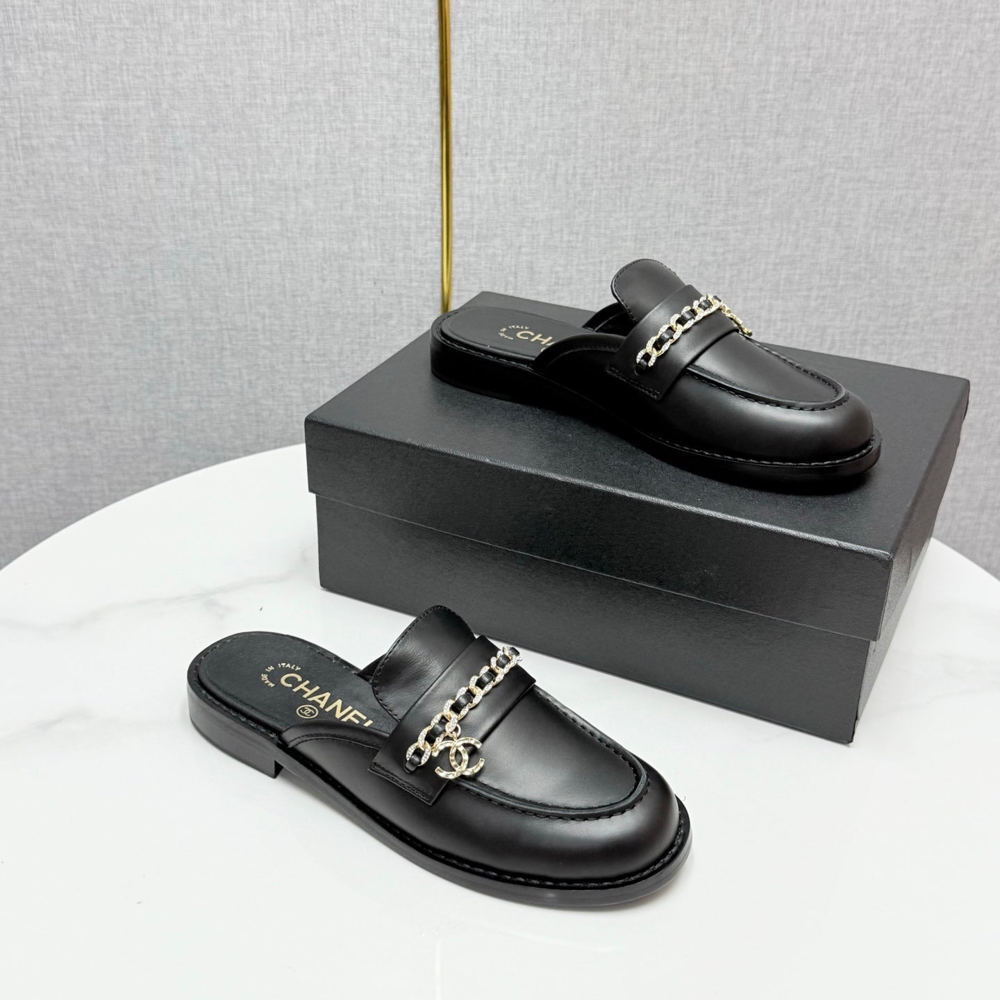 CHANEL FLAT MULE 25S IN BLACK CALFSKIN STYLE 2