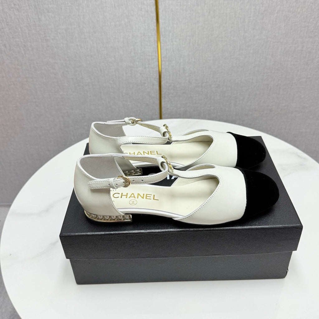 CHANEL MARY JANE 25S IN WHITE LAMBSKIN AND BLACK SUEDE WITH PEARL HEEL