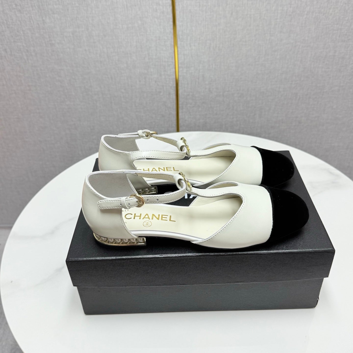 CHANEL MARY JANE 25S IN WHITE LAMBSKIN AND BLACK SUEDE WITH PEARL HEEL