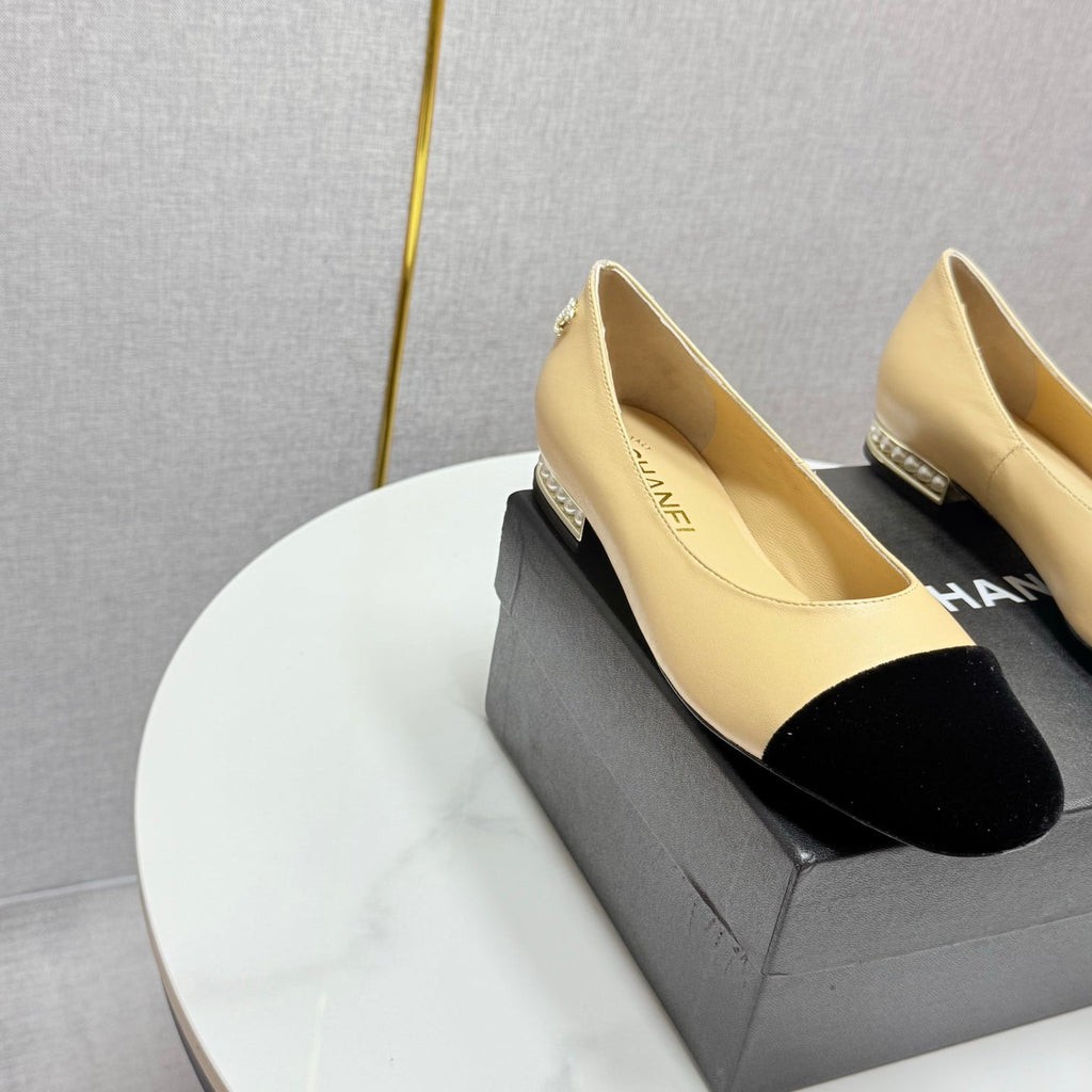 CHANEL BALLET FLATS 25S IN BEIGE LAMBSKIN AND BLACK SUEDE WITH PEARL HEEL