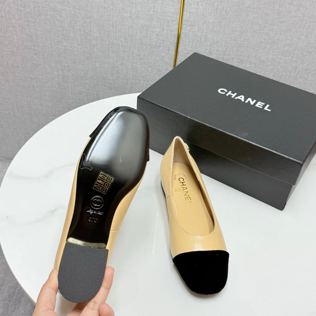 CHANEL BALLET FLATS 25S IN BEIGE LAMBSKIN AND BLACK SUEDE WITH PEARL HEEL