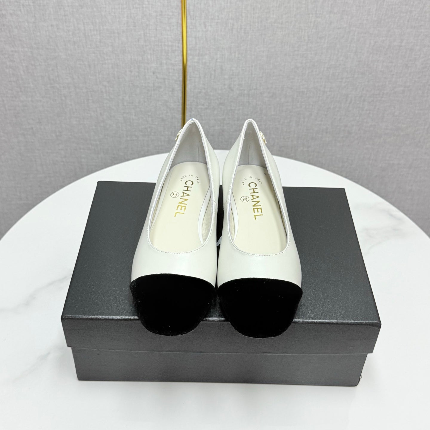 CHANEL BALLET FLATS 25S IN WHITE LAMBSKIN AND BLACK SUEDE WITH PEARL HEEL