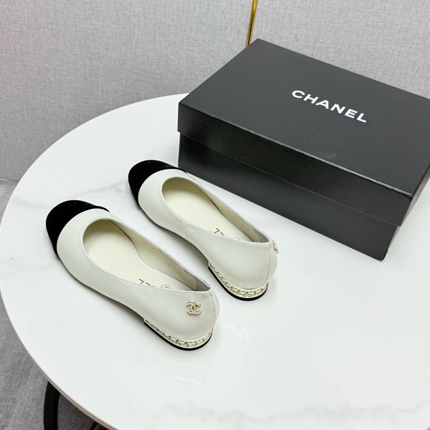 CHANEL BALLET FLATS 25S IN WHITE LAMBSKIN AND BLACK SUEDE WITH PEARL HEEL