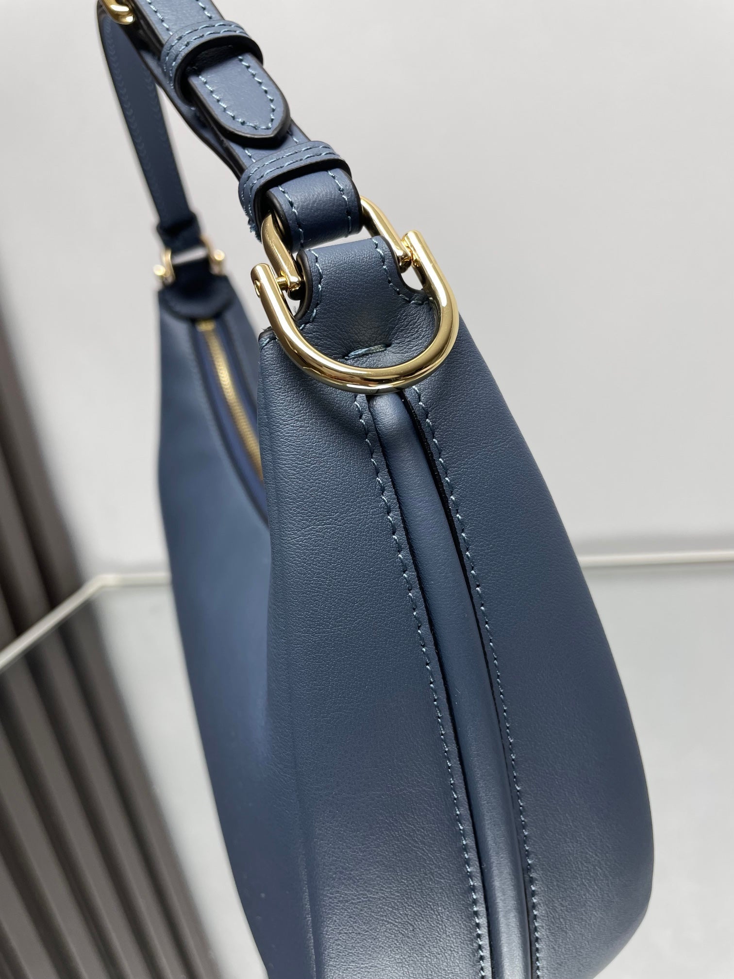 FENDIGRAPHY MEDIUM 29 IN QUEEN SMOOTH LAMBSKIN GOLD HARDWARE
