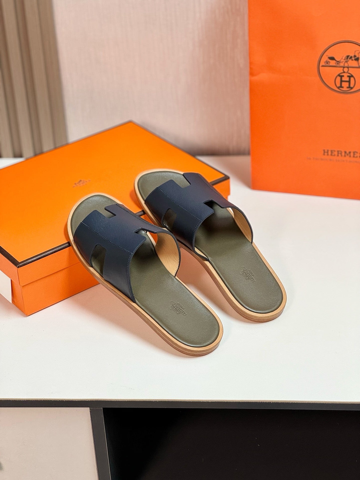 HERMES Izmir sandal crocodide black