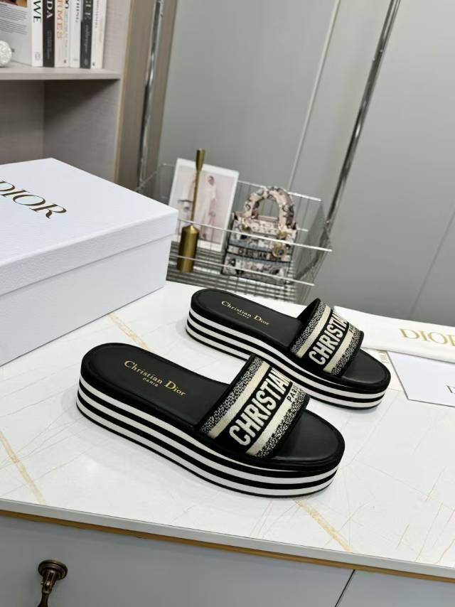 DIOR CD DWAY PLATFORM SLIDE IN BLACK AND WHITE COTTON EMBOSSED LOGO