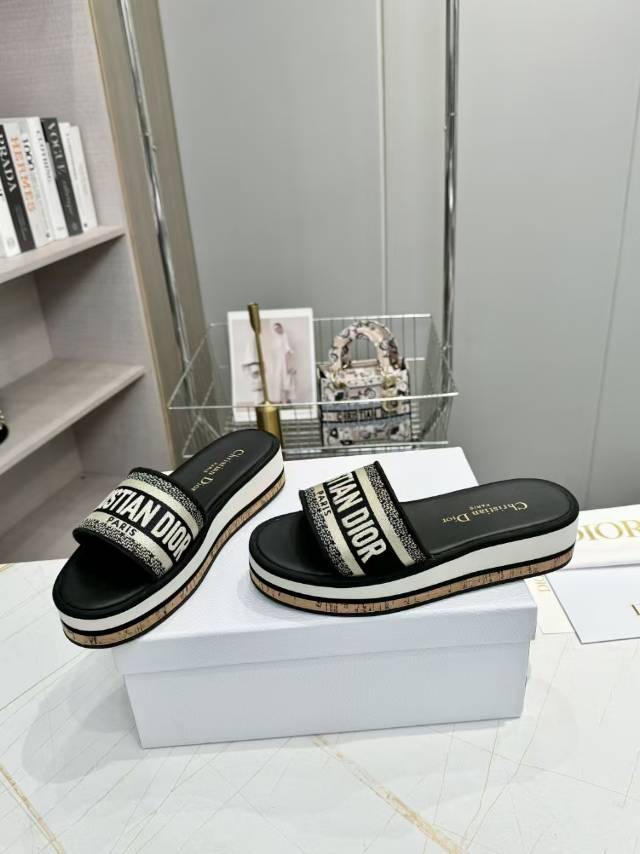 DIOR CD DWAY PLATFORM SLIDE IN BLACK AND WHITE COTTON EMBOSSED LOGO