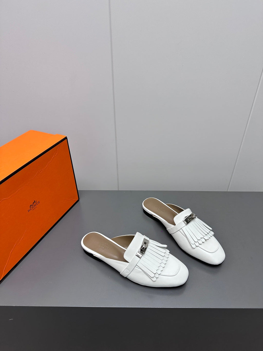 HERMES 0Z MULE IN WHITE LAMBSKIN WITH FRINGE DETAIL