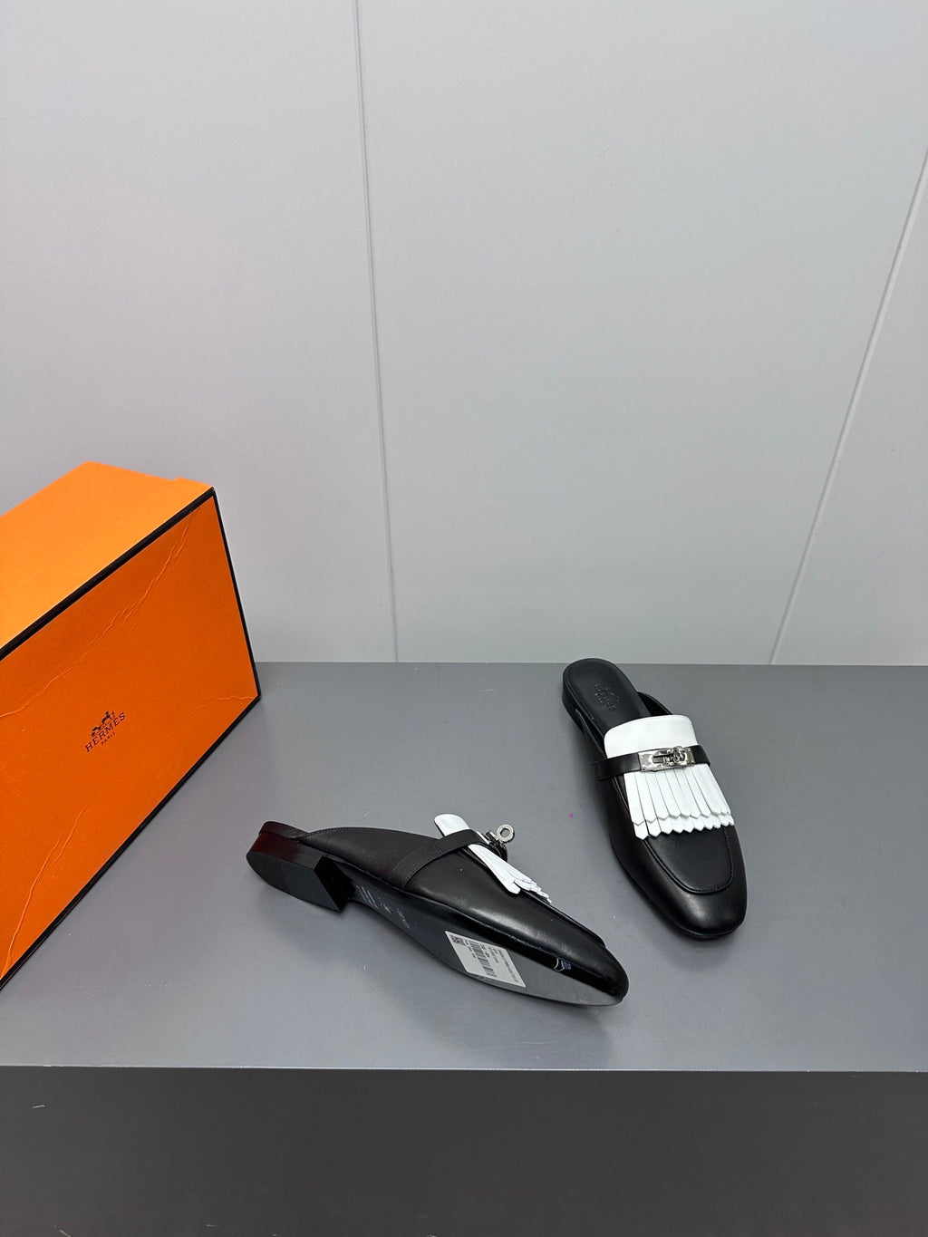 HERMES 0Z MULE IN BLACK LAMBSKIN WITH WHITE FRINGE DETAIL