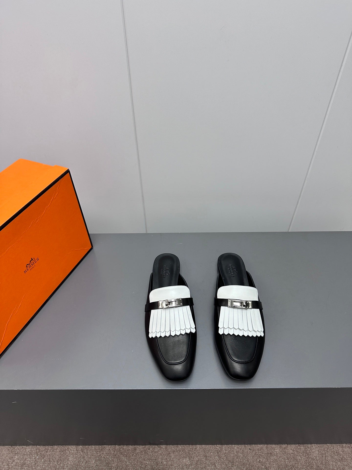 HERMES 0Z MULE IN BLACK LAMBSKIN WITH WHITE FRINGE DETAIL