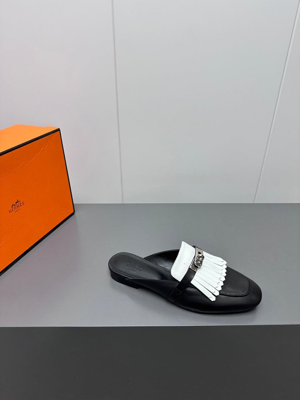 HERMES 0Z MULE IN BLACK LAMBSKIN WITH WHITE FRINGE DETAIL