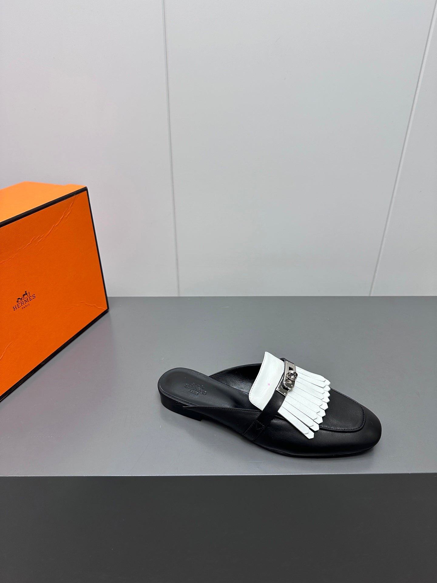 HERMES 0Z MULE IN BLACK LAMBSKIN WITH WHITE FRINGE DETAIL