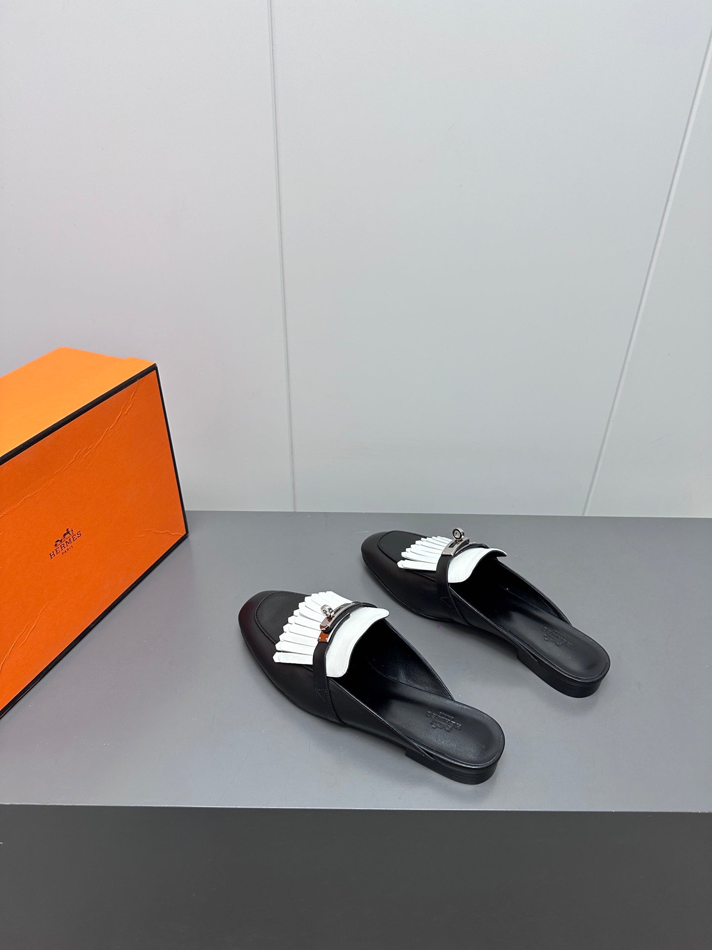 HERMES 0Z MULE IN BLACK LAMBSKIN WITH WHITE FRINGE DETAIL