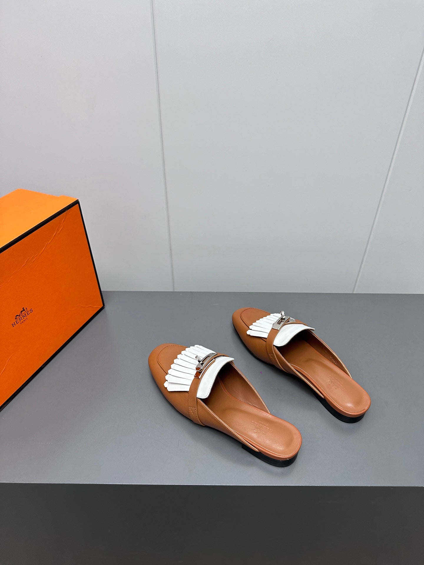 HERMES 0Z MULE IN BRONZE BROWN LAMBSKIN WITH WHITE FRINGE DETAIL