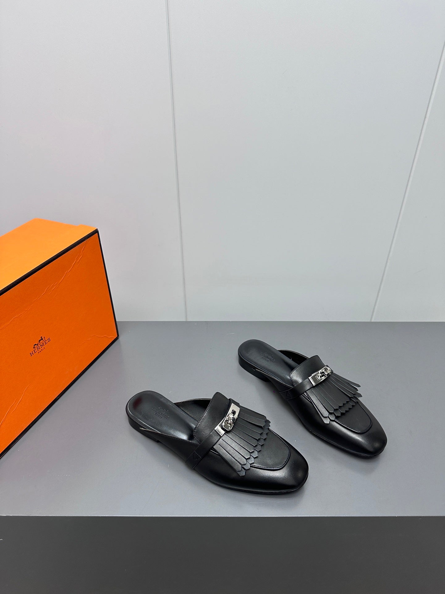 HERMES 0Z MULE IN BLACK LAMBSKIN WITH FRINGE DETAIL