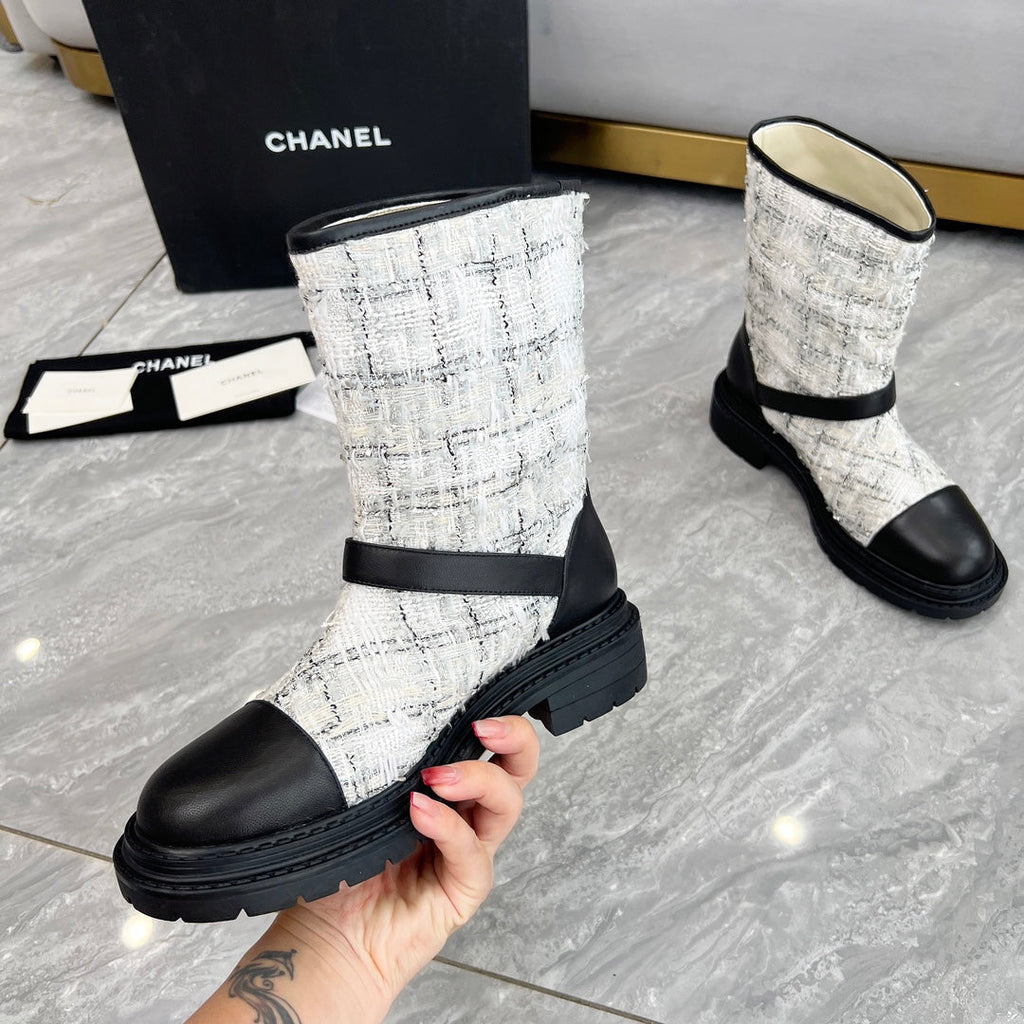 CHANEL 25S MID-CALF BOOTS 45MM IN BLACK CALFSKIN AND WHITE TWEED GOLD HARDWARE