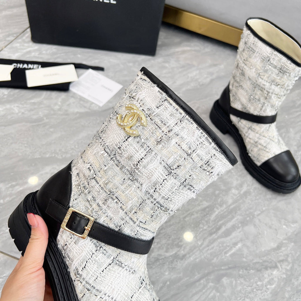 CHANEL 25S MID-CALF BOOTS 45MM IN BLACK CALFSKIN AND WHITE TWEED GOLD HARDWARE