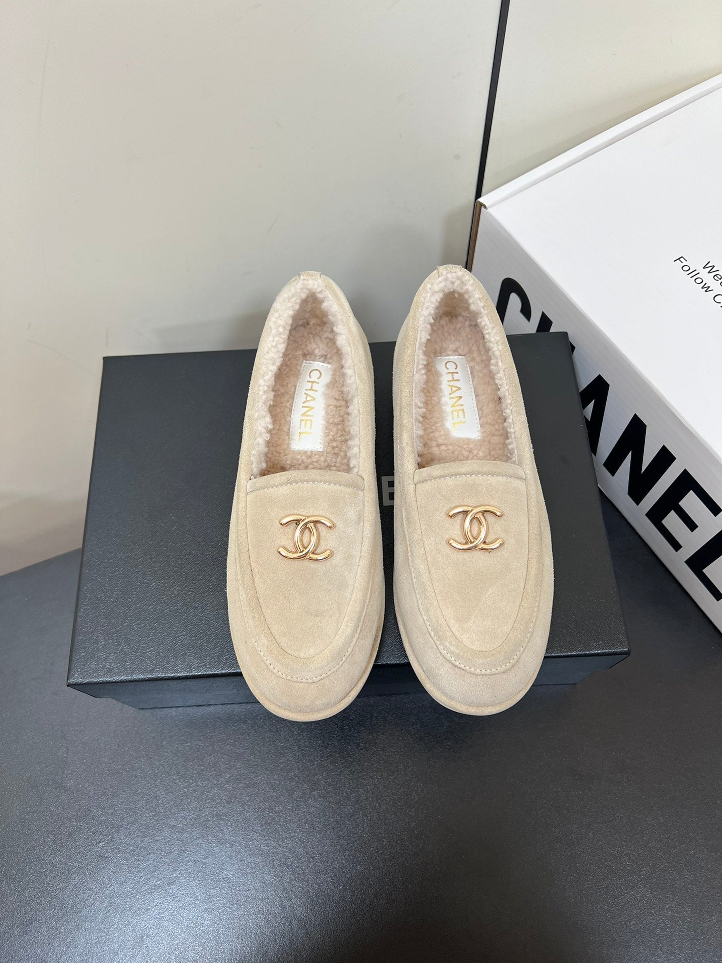 CHANEL LOAFER IN BEIGE SUEDE AND SOLF FLEECE LINING