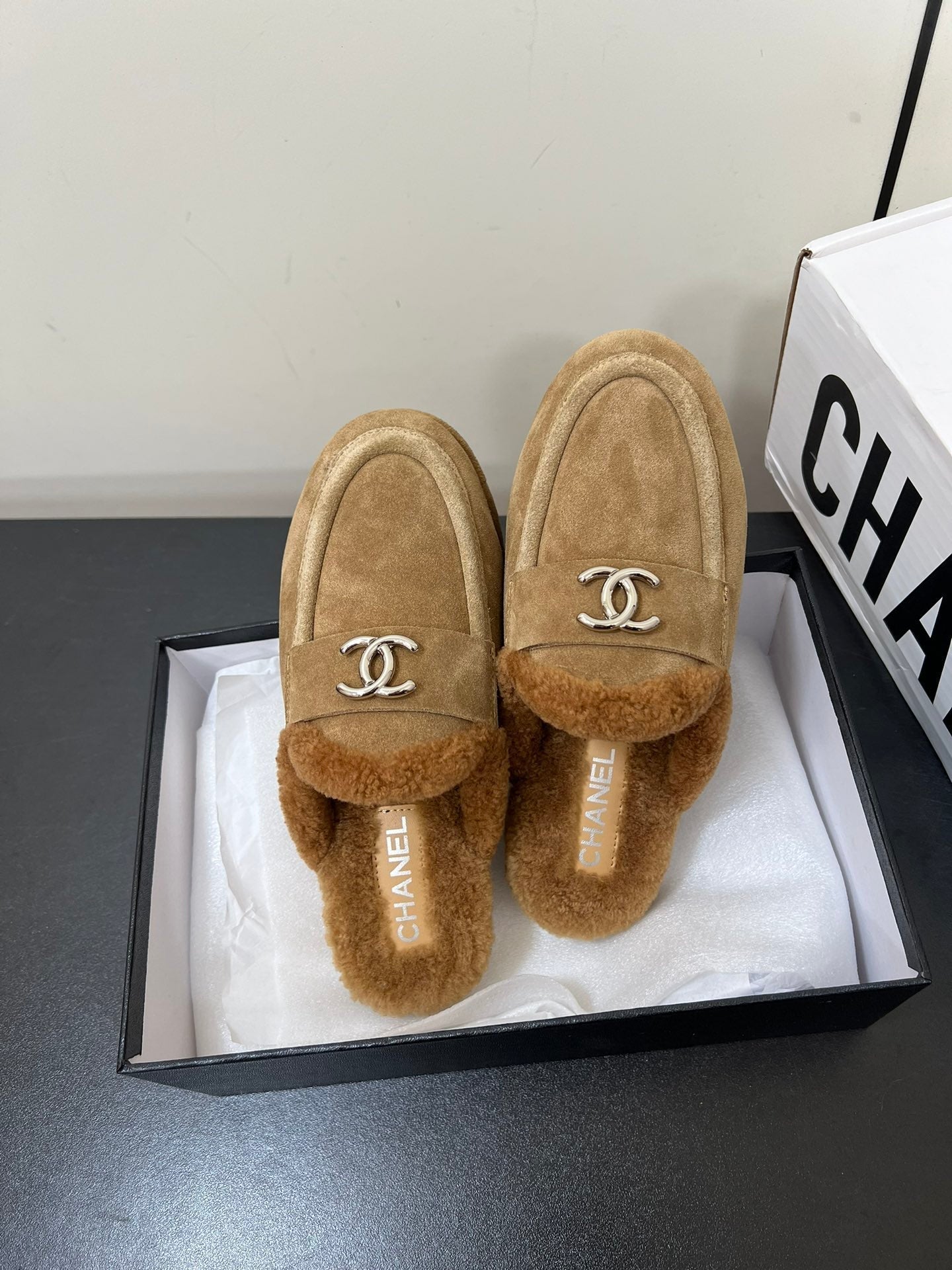 CHANEL LOAFERS MULE IN PEANUT BROWN SUEDE AND FLEECE LINING