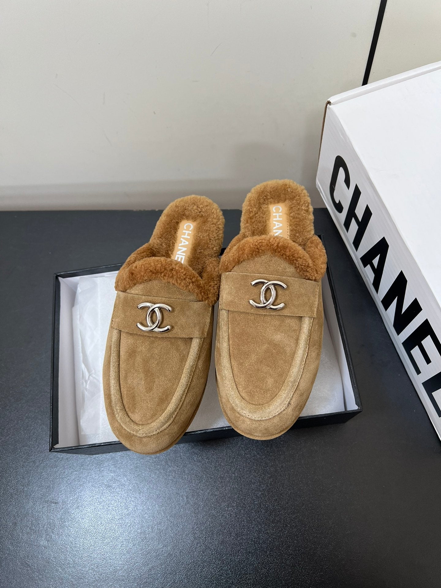 CHANEL LOAFERS MULE IN PEANUT BROWN SUEDE AND FLEECE LINING
